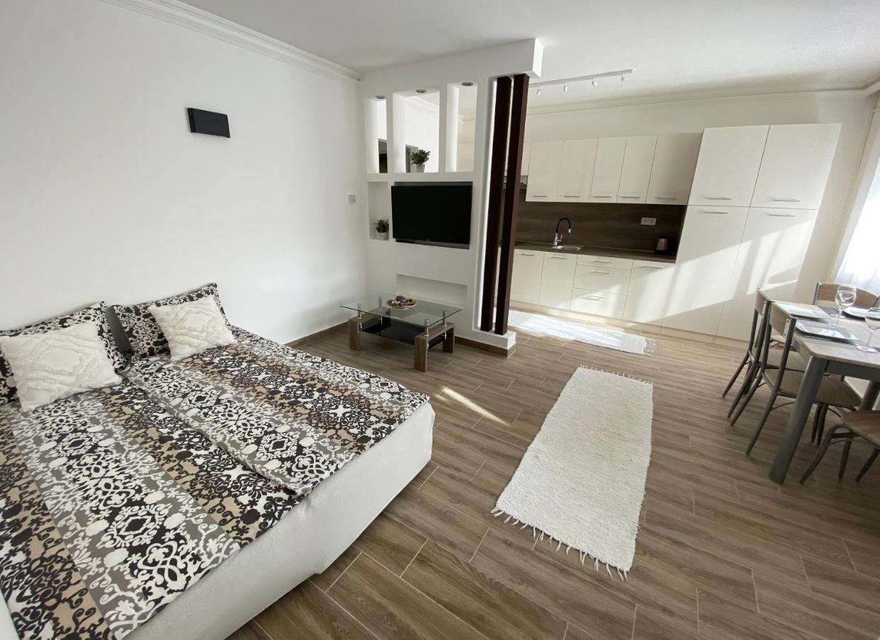 Andrea Apartmanok 2 Хайдусобосло Экстерьер фото